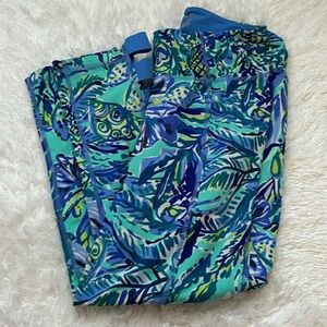 Iilly Pulitzer size small women’s leggings. Bright blue and green colors.Cropped